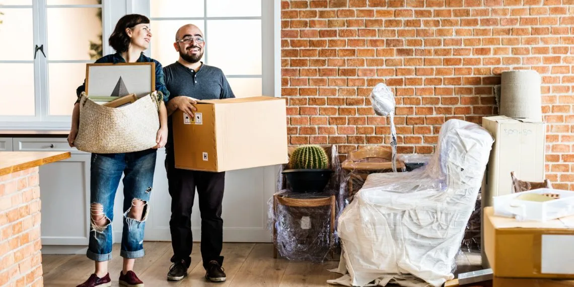 Pessoa analisando contrato com advogado, representando os cuidados na compra de imóvel usado