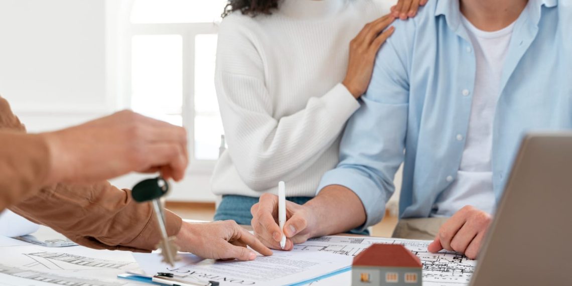 Advogado analisando documentos para regularizacao de imoveis em cartorio