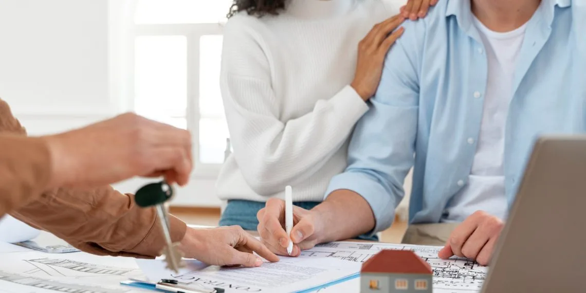 Advogado analisando documentos para regularizacao de imoveis em cartorio