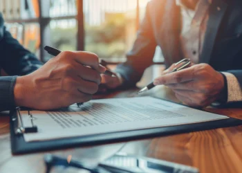 Contratos Bancários Sem Análise Jurídica: Riscos e Cuidados Antes de Assinar