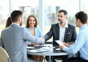 Advogados especializados em arbitragem empresarial durante reunião de resolução de conflitos em Belo Horizonte