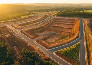 Vista aerea de loteamento de alto padrao em fase de implantacao, com vias e quadras ja demarcadas