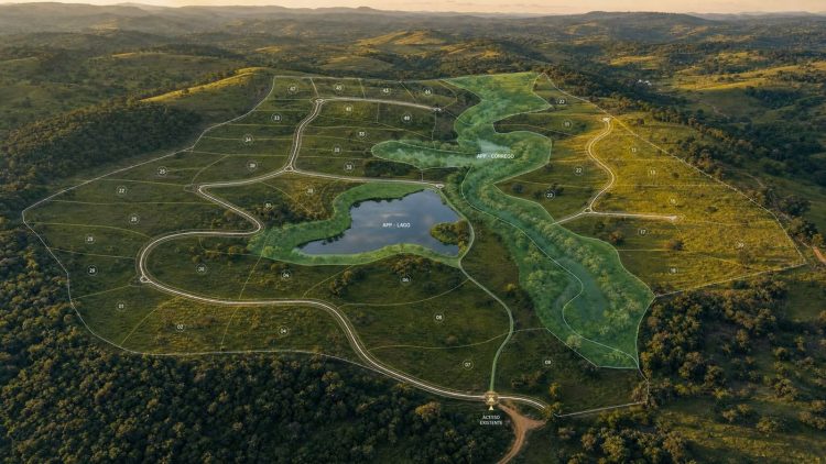 Vista aérea de condomínio de lotes de alto padrão com matrícula individual por lote e áreas comuns dos condôminos